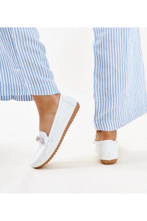 Białe mokasyny zdobione cyrkoniami Adiba