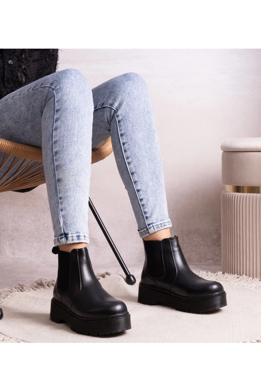 Czarne botki na platformie Lessaya