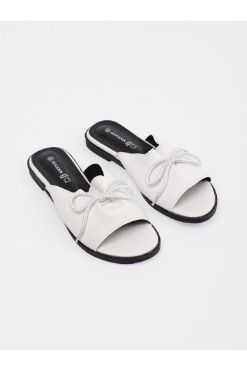 INhite color slippers płaksie Inith a boIn 2