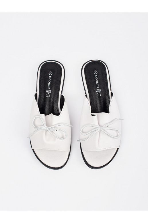 INhite color slippers płaksie Inith a boIn