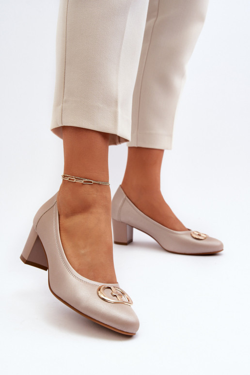 Black low heel pumps with... Black low heel pumps with...