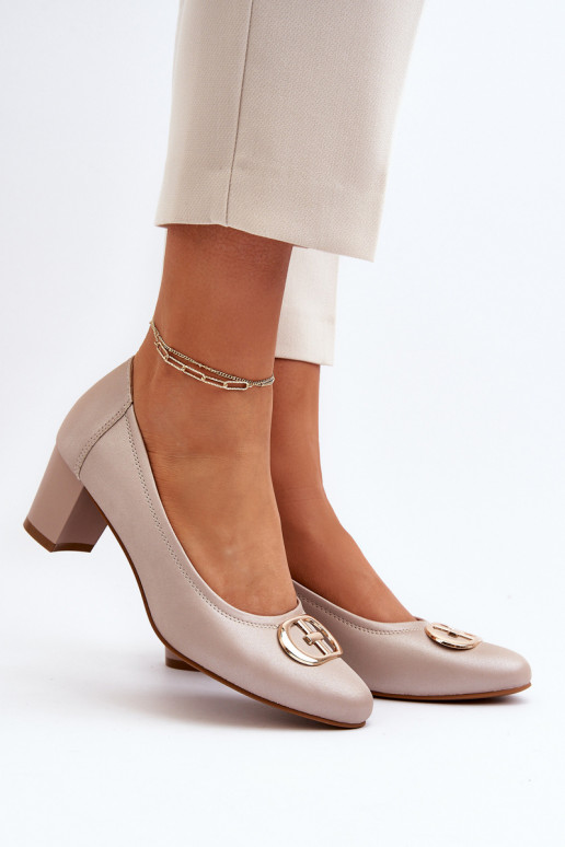 Black low heel pumps with... Black low heel pumps with...