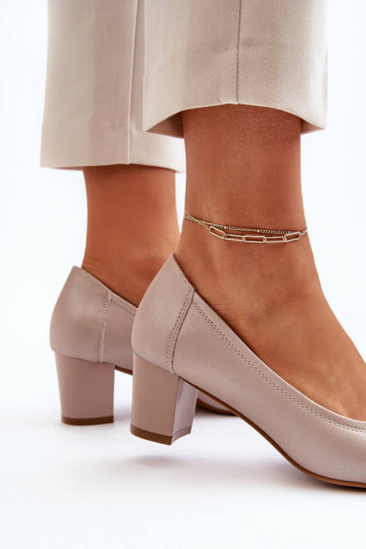 Black low heel pumps with... Black low heel pumps with...