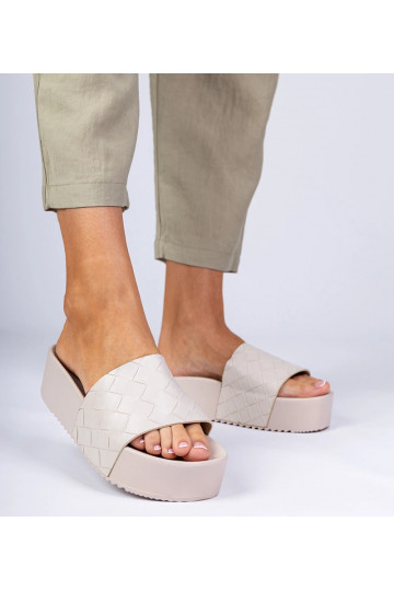 Beżowe klapki z tłoczeniem...