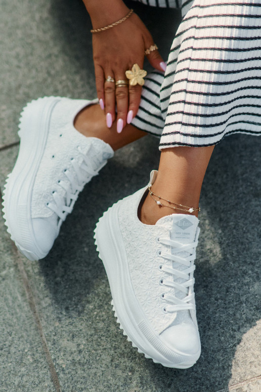 Women's Sneakers With Embroidery On Platform Lee Cooper LCW-25-31-3465L White