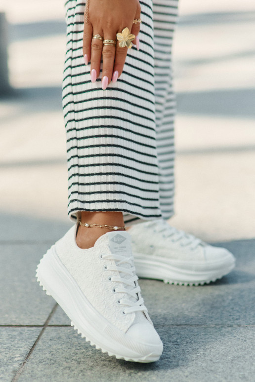 Women's Sneakers With Embroidery On Platform Lee Cooper LCW-25-31-3465L White