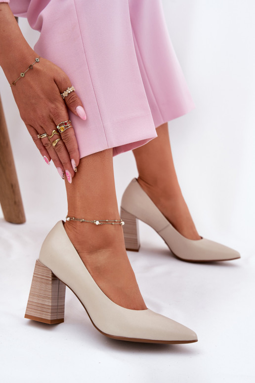 Leather pumps on a heel beige Gregosa