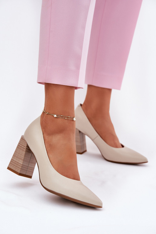 Leather pumps on a heel beige Gregosa