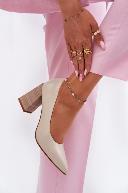 Leather pumps on a heel beige Gregosa