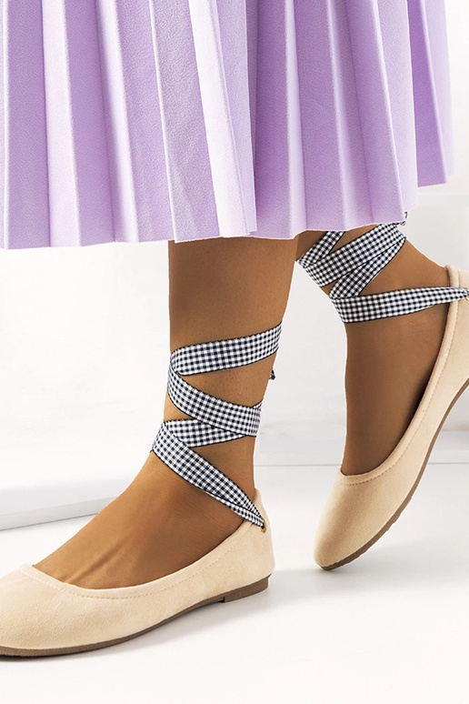 Beżowe balerinki z kokardką Acro