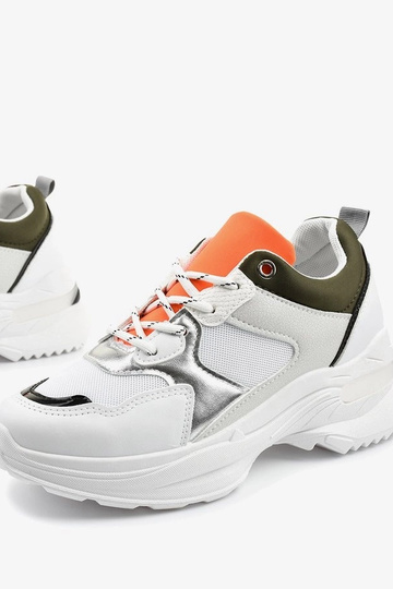 Białe modne obuwie sportowe...