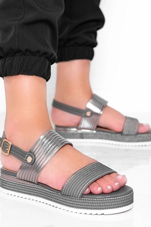 Szare sandały na grubej podeszwie...