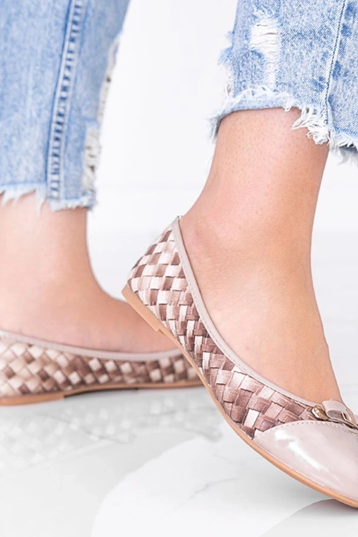 Beżowe baleriny z plecionym wzorem...
