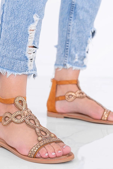 Camelowe sandały ozdobione...