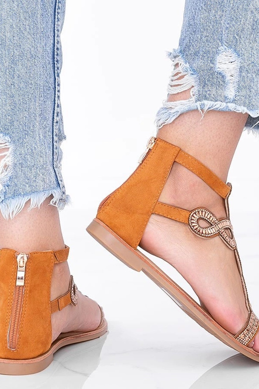 Camelowe sandały ozdobione cyrkoniami...