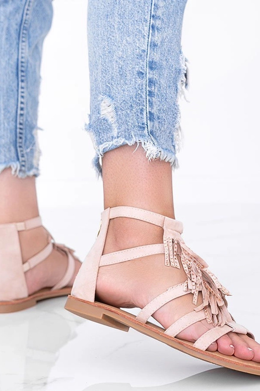 Beżowe sandały ozdobione frędzelkami...