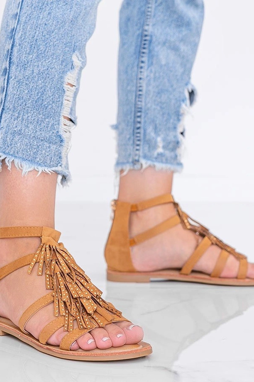 Camelowe sandały ozdobione...