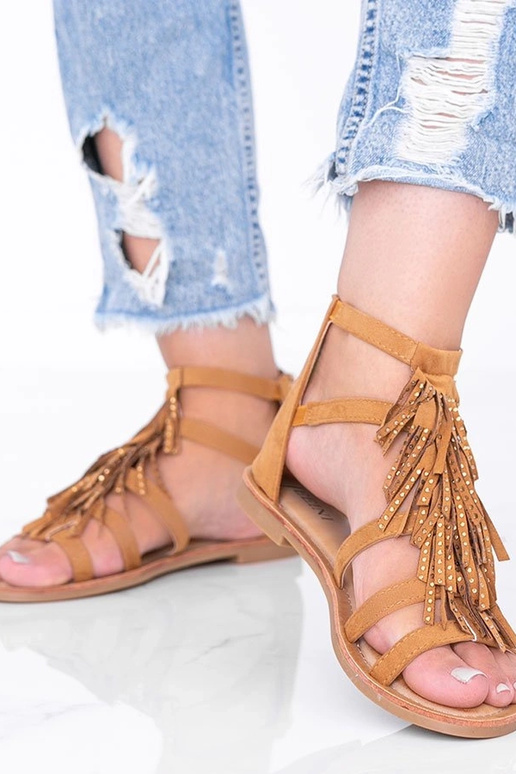 Camelowe sandały ozdobione...