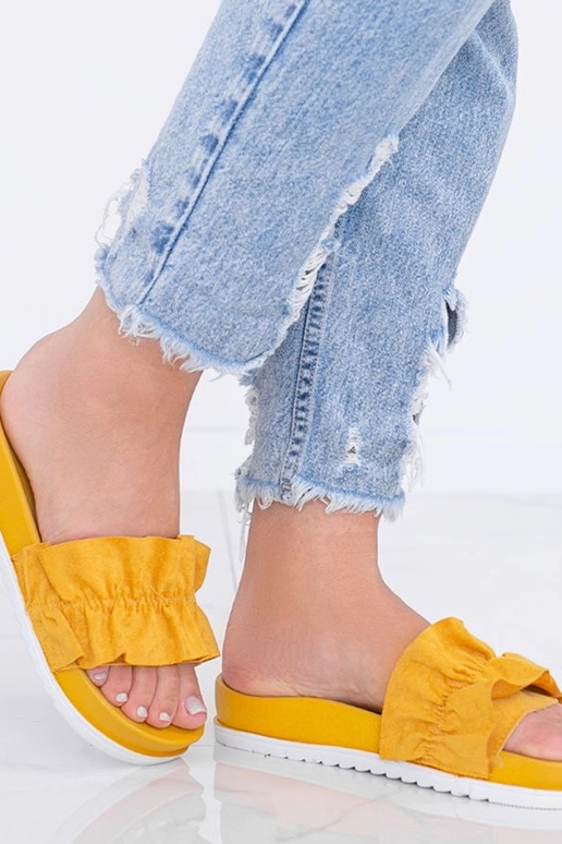 Musztardowe klapki z falbanką Samanta