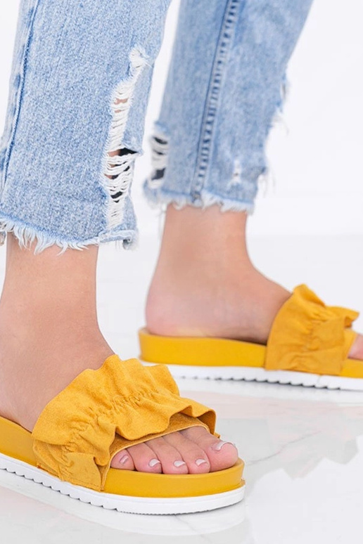 Musztardowe klapki z falbanką Samanta