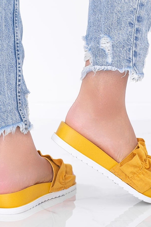 Musztardowe klapki z falbanką Samanta