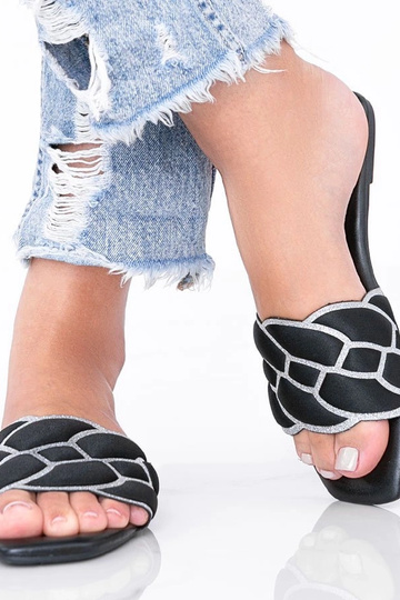 Czarne klapki z ozdobną... 2