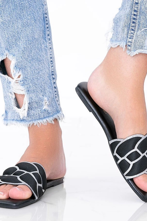 Czarne klapki z ozdobną cholewką Stormi