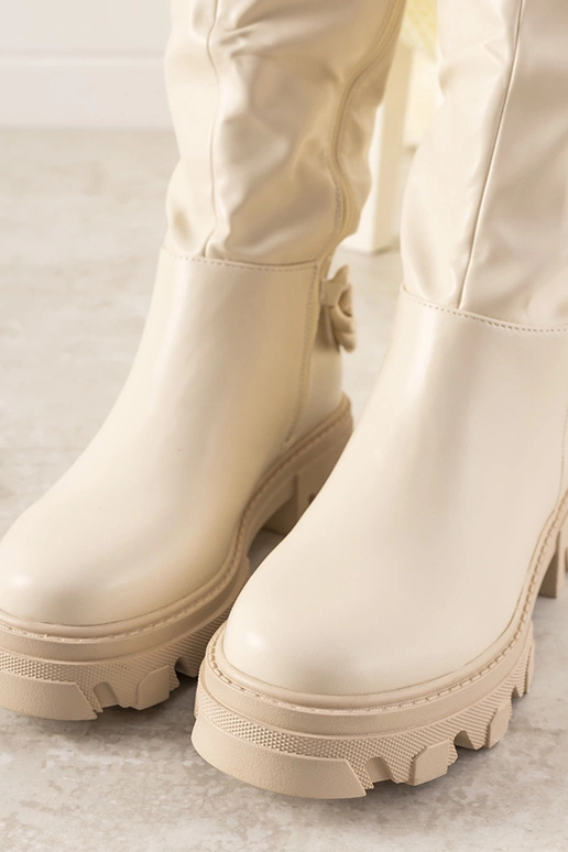 Beżowe botki z łańcuchem Coniak