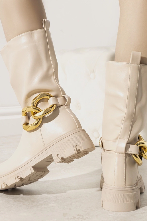 Beige insulated boots with chain... Beige insulated boots with chain...