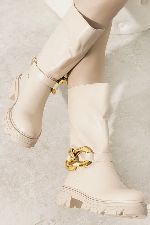 Beige insulated boots with chain... Beige insulated boots with chain...