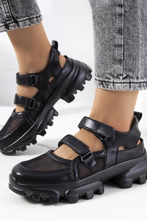 Czarne sneakersy na masywnej...