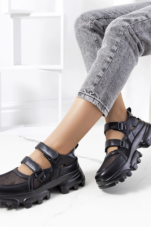 Czarne sneakersy na masywnej...