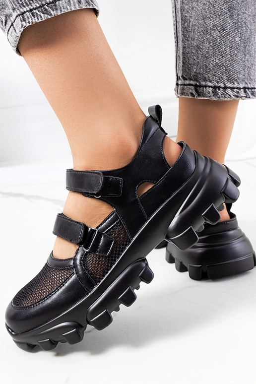 Czarne sneakersy na masywnej...