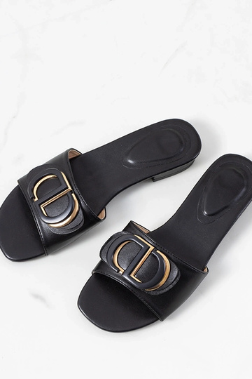 Czarne klapki na płaskim... 2