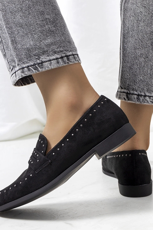 Czarne półbuty skórzane z ćwiekami...