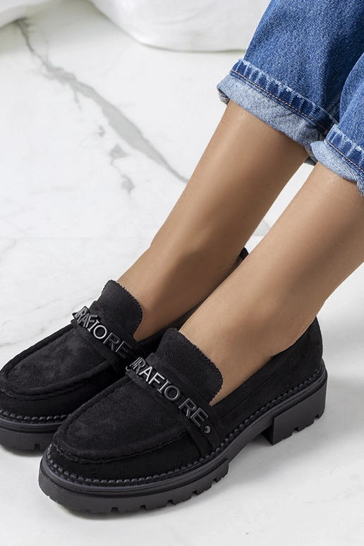 Czarne mokasyny na traktorowej...