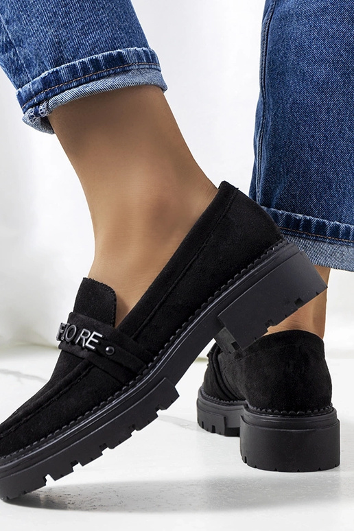 Czarne mokasyny na traktorowej...