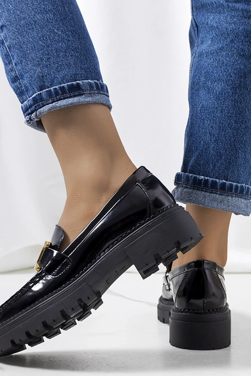 Czarne mokasyny na wysokiej podeszwie...