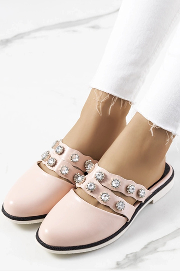 Różowe klapki zdobione...