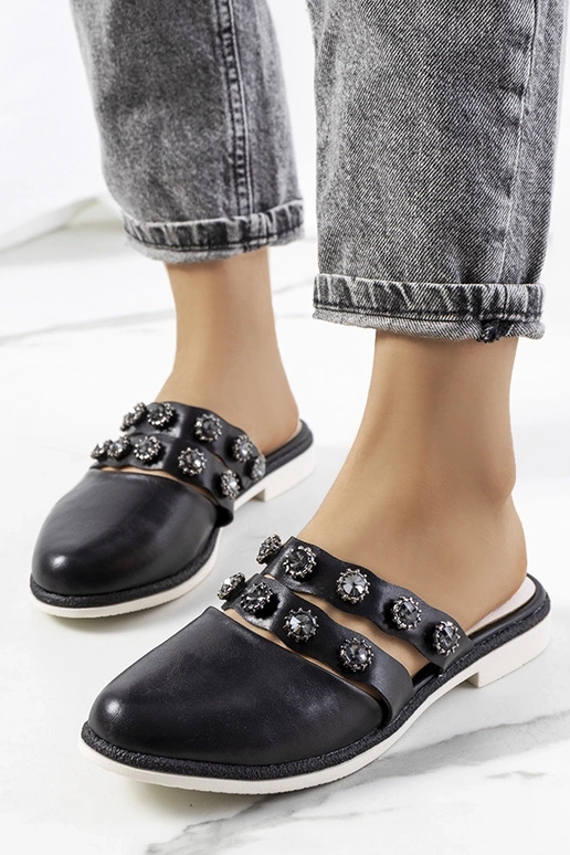 Czarne klapki zdobione ćwiekami Asselt