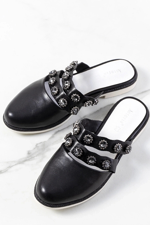 Czarne klapki zdobione ćwiekami Asselt