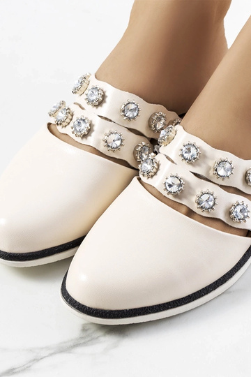 Beżowe  klapki zdobione... 2