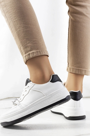 Białe sneakersy z łańcuszkiem Maring