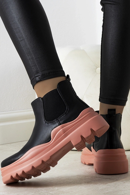 Czarne botki na różowej platformie...