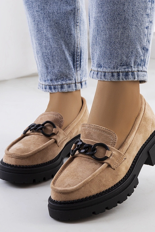 Beżowe mokasyny na traktorowej...