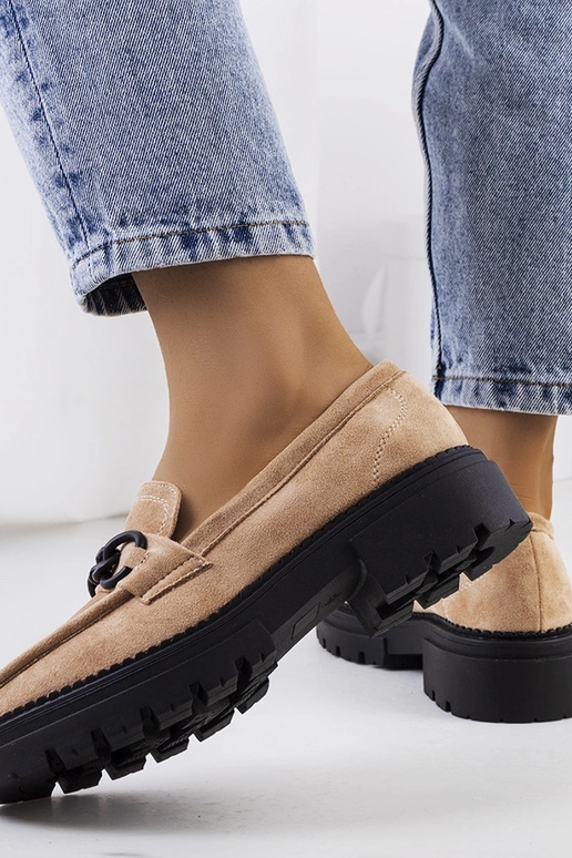 Beżowe mokasyny na traktorowej...