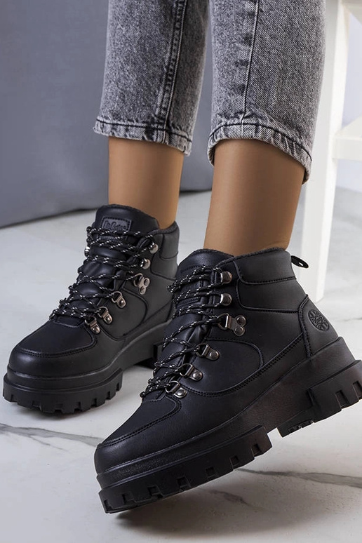 Czarne ocieplane trapery...