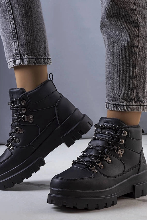 Czarne ocieplane trapery...