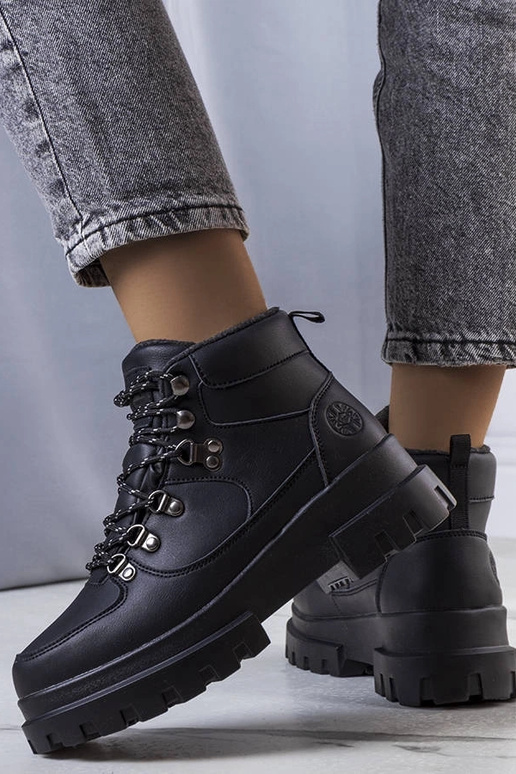 Czarne ocieplane trapery...