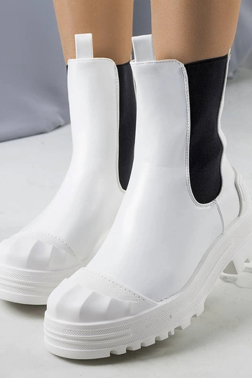 Beige insulated boots with chain Harrison
